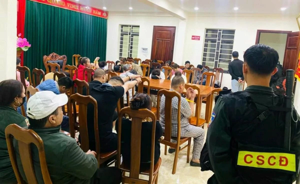 Các đối tượng đánh bạc được đưa về cơ quan công an để lấy lời khai.