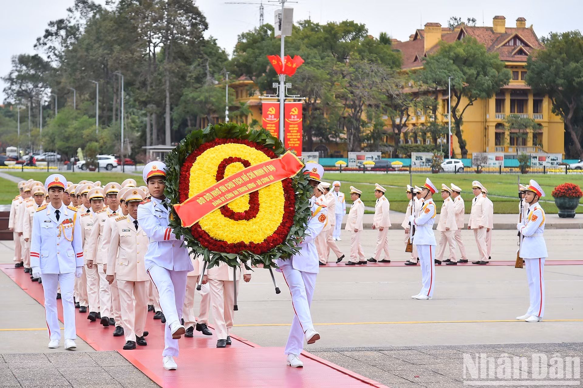 Đoàn đại biểu Đảng ủy Công an Trung ương-Bộ Công an vào Lăng viếng Chủ tịch Hồ Chí Minh.