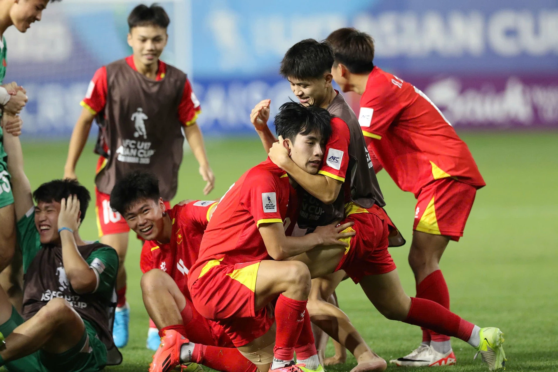 Các cầu thủ U17 Việt Nam ăn mừng bàn thắng vào lưới U17 Nhật Bản (Ảnh: VFF).