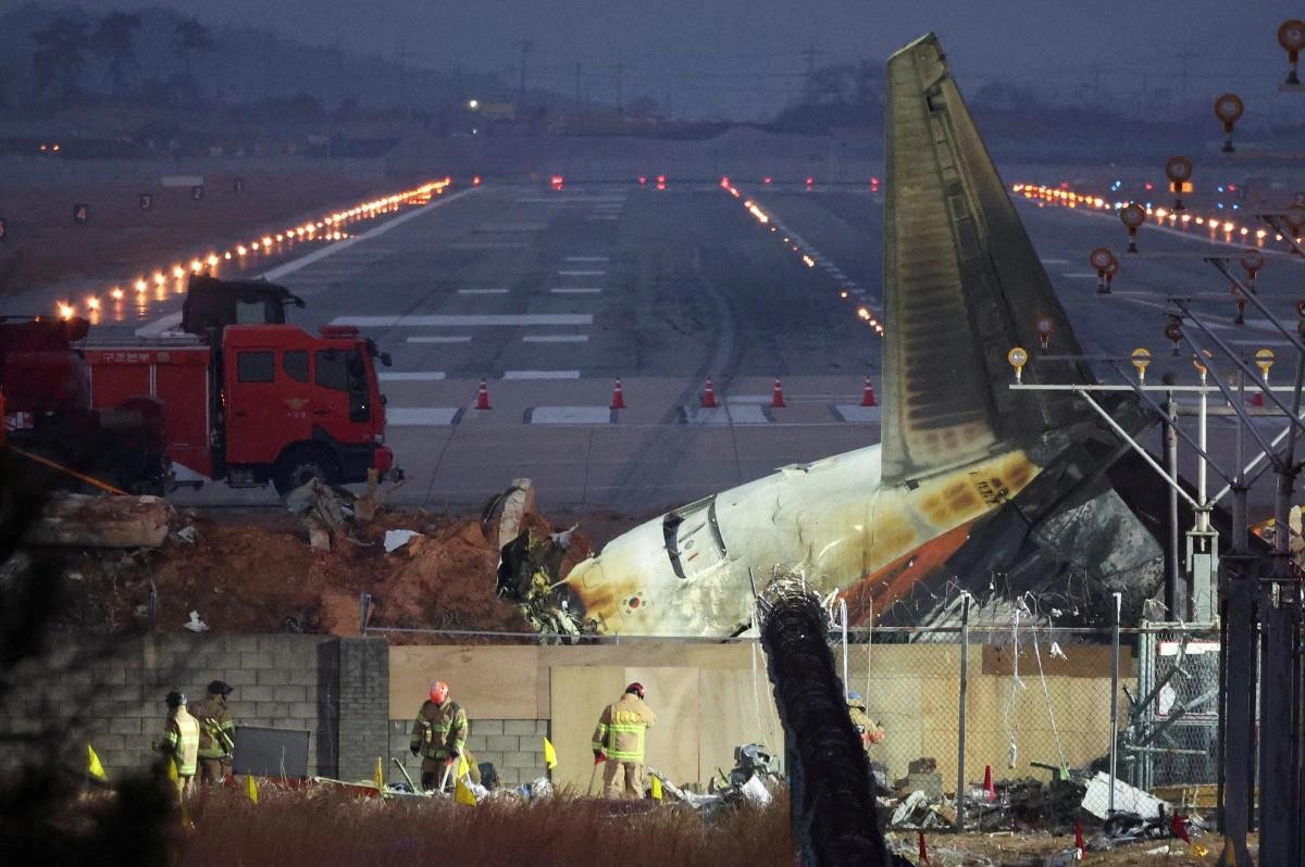Hiện trường vụ tai nạn máy bay thảm khốc của Hãng hàng không Jeju Air. Ảnh: Reuters Hiện trường vụ tai nạn máy bay thảm khốc của Hãng hàng không Jeju Air. Ảnh: Reuters