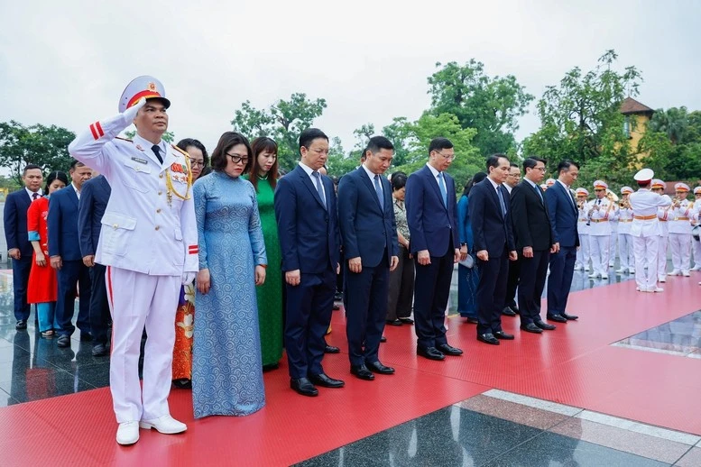 Đoàn đại biểu Văn phòng Chính phủ tưởng niệm các Anh hùng liệt sĩ - Ảnh: VGP/Nhật Bắc