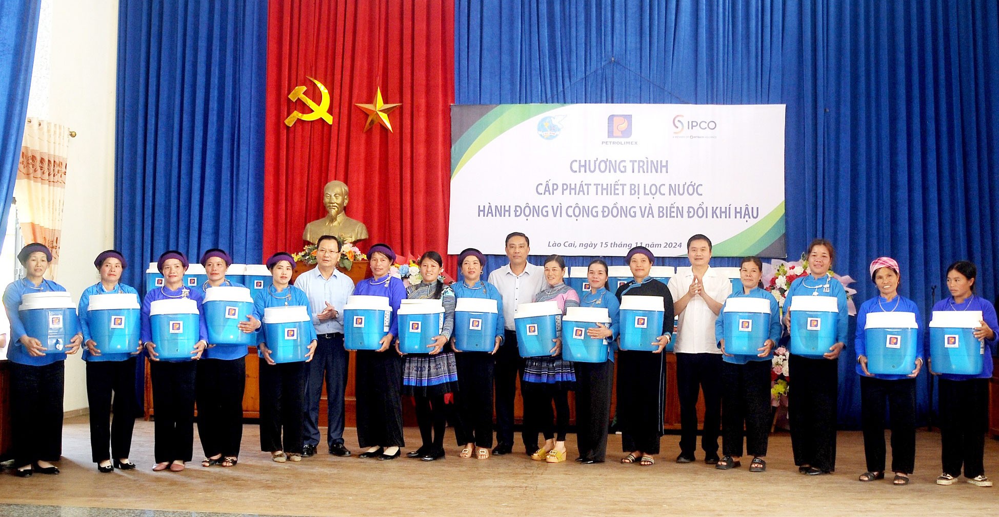 Các đồng chí lãnh đạo tỉnh và Petrolimex tặng bình lọc nước cho đại diện các hộ. bh2.jpg