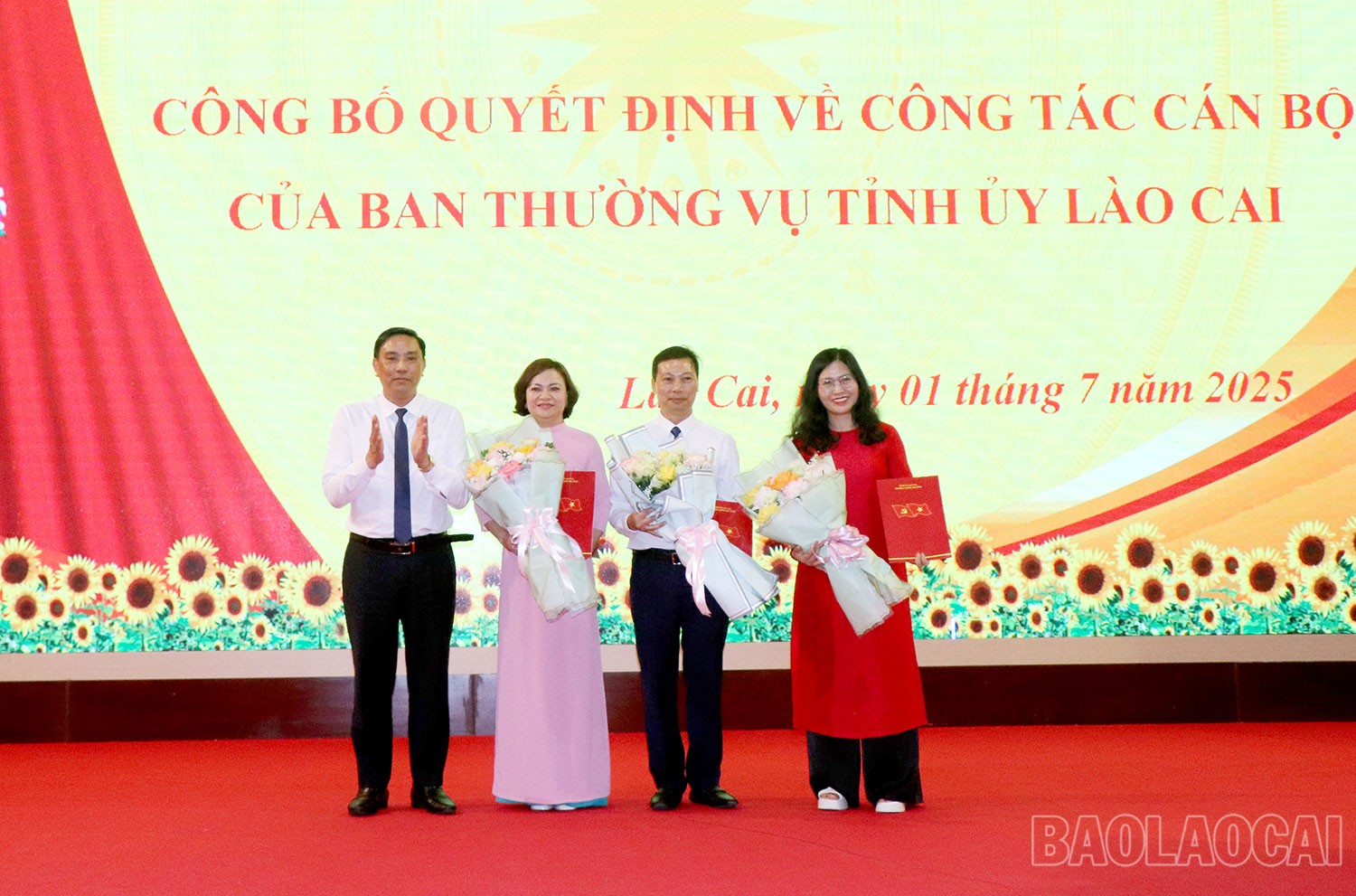 Đồng chí Phó Bí thư Thường trực Tỉnh ủy Hoàng Giang trao các quyết định điều động, bổ nhiệm chức vụ Phó Hiệu trưởng Trường Chính trị tỉnh Lào Cai. ct1.jpg