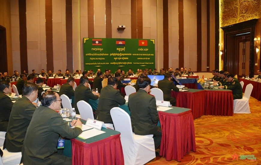 Quang cảnh Cuộc gặp Bộ trưởng Bộ Quốc phòng 3 nước Việt Nam-Lào-Campuchia tại Phnom Penh chiều 25/11.