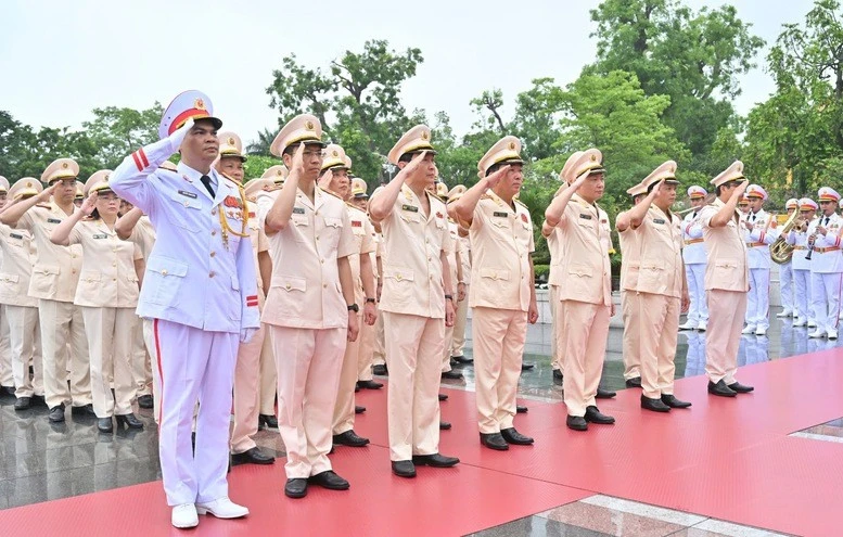 Đoàn đại biểu Đảng ủy Công an Trung ương - Bộ Công an tưởng niệm các Anh hùng liệt sĩ - Ảnh: VGP/Nhật Bắc