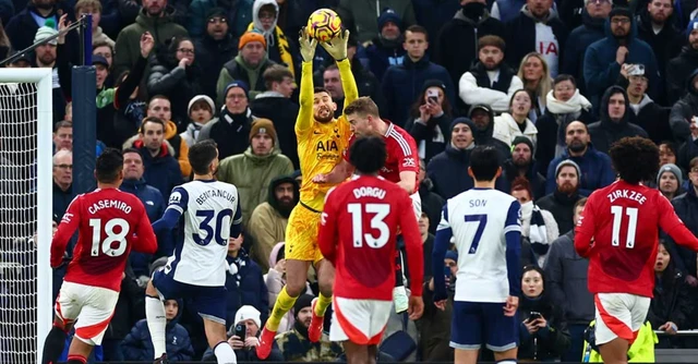 Một trong những pha bóng tấn công sắc nét hiếm hoi của Man United.