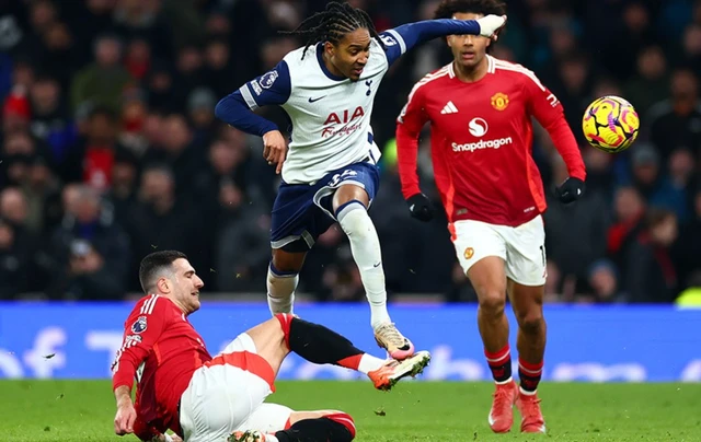 Hàng phòng ngự Man United làm việc vất vả ở hiệp hai