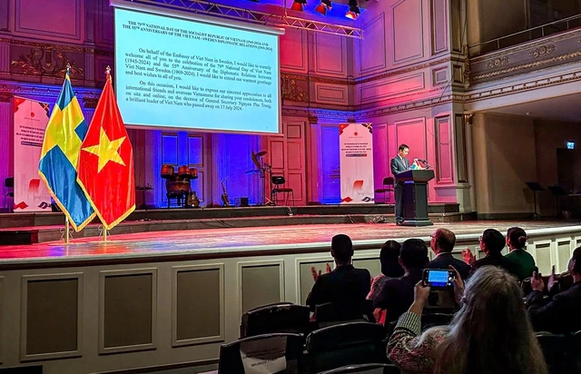 Đại sứ Việt Nam tại Thụy Điển Trần Văn Tuấn phát biểu tại buổi lễ.
