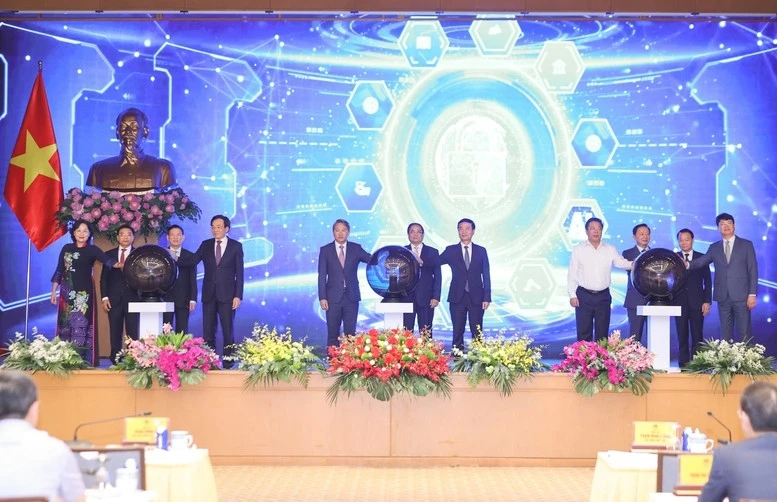 Thủ tướng Phạm Minh Chính và các đại biểu thực hiện nghi thức khai trương Cổng Pháp luật quốc gia - Ảnh VGP/Nhật Bắc