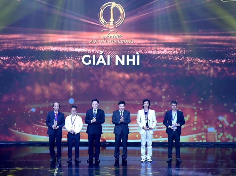 Các tác giả nhận giải Nhì.