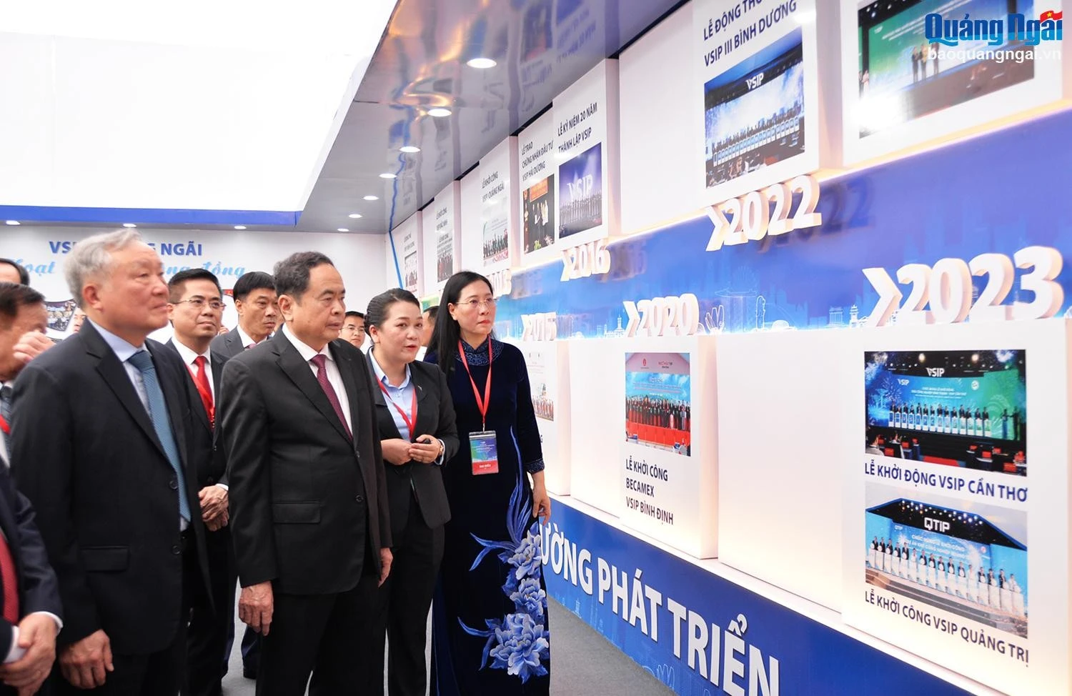 Ủy viên Bộ Chính trị, Chủ tịch Quốc hội Trần Thanh Mẫn và Ủy viên Bộ Chính trị, Phó Thủ tướng Thường trực Chính phủ Nguyễn Hòa Bình nghe giới thiệu về quá trình hình thành và phát triển của VSIP tại Việt Nam.