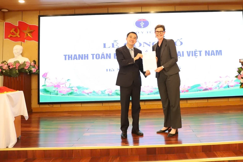 Tiến sĩ Angela Pratt, Trưởng đại diện tổ chức WHO tại Việt Nam trao quyết định công bố thanh toán bệnh mắt hột tại Việt Nam cho Thứ trưởng Bộ Y tế Trần Văn Thuấn - Ảnh: VGP/HN