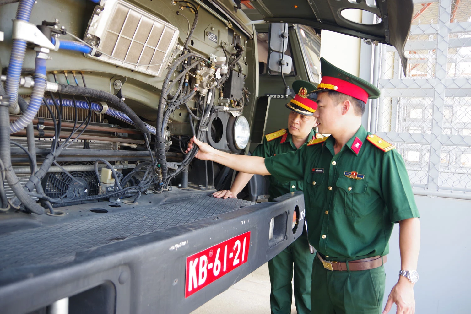 Kiểm tra phương tiện ô tô sẵn sàng chở quân tham gia cứu hộ, cứu nạn.