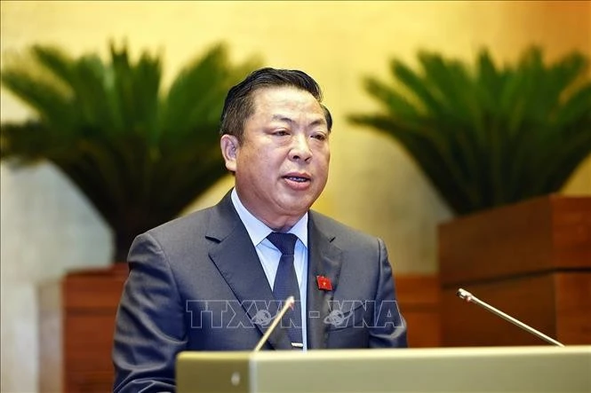 Bộ trưởng Bộ Xây dựng Trần Hồng Minh trình bày Tờ trình về chủ trương đầu tư Dự án đầu tư xây dựng đường bộ cao tốc Quy Nhơn – Pleiku. Ảnh: Doãn Tấn - TTXVN