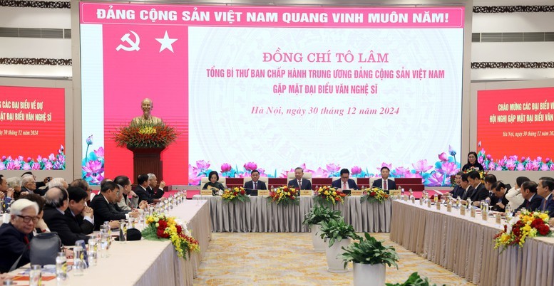 Chiều 30/12, tại Hà Nội, Tổng Bí thư Tô Lâm gặp mặt đại biểu văn nghệ sĩ toàn quốc - Ảnh: VGP/Đức Tuân Chiều 30/12, tại Hà Nội, Tổng Bí thư Tô Lâm gặp mặt đại biểu văn nghệ sĩ toàn quốc - Ảnh: VGP/Đức Tuân