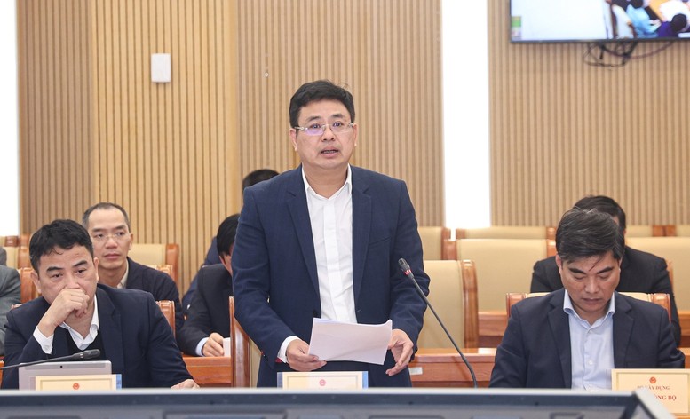 Ông Trần Minh Phương, Vụ trưởng Vụ Kế hoạch - Tài chính (Bộ Xây dựng) báo cáo tại hội nghị - Ảnh: Tạ Hải.