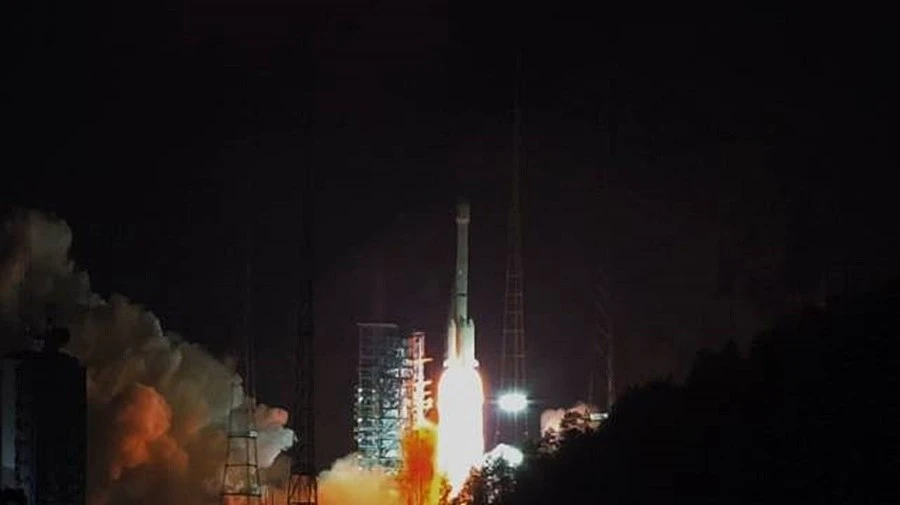 Hình ảnh vụ phóng vệ tinh Thực Tiễn-32 bằng tên lửa đẩy Trường Chinh-3B chụp qua màn hình. Nguồn: Sina.