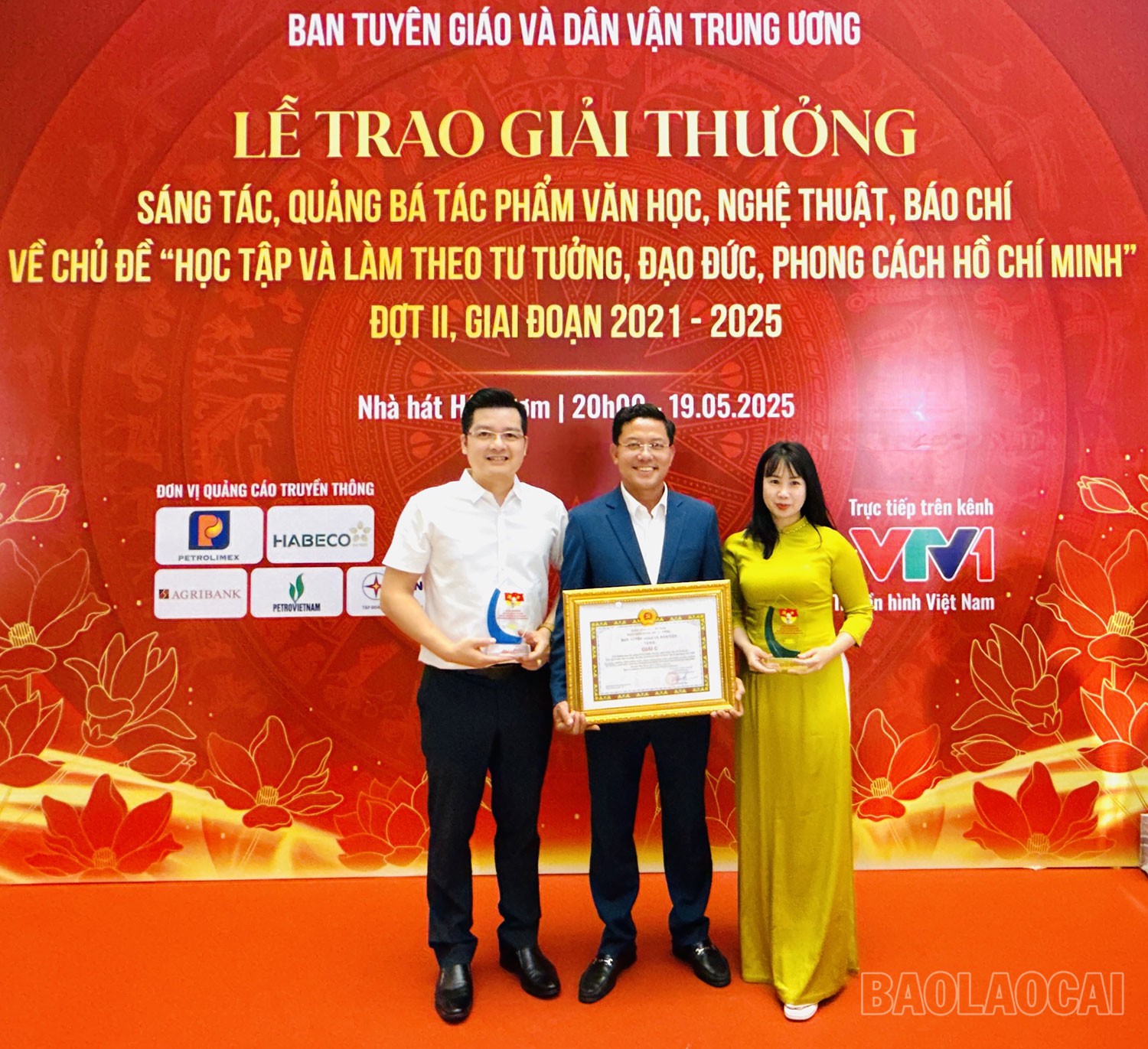 Đại diện Ban Tuyên giáo và Dân vận Tỉnh ủy nhận giải thưởng. 335.jpg