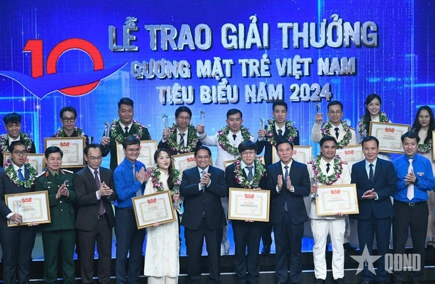Thủ tướng Phạm Minh Chính và các đại biểu chụp ảnh cùng các Gương mặt trẻ Việt Nam tiêu biểu, Gương mặt trẻ Việt Nam triển vọng năm 2024.