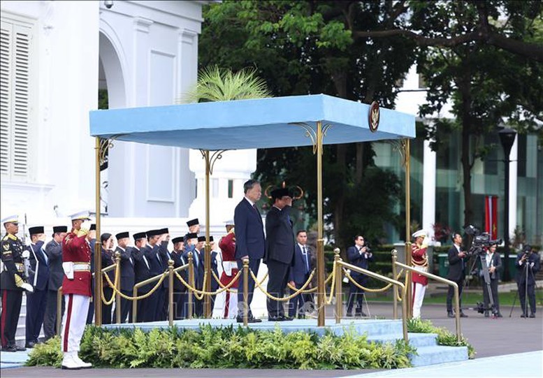Trong lúc quân nhạc cử Quốc thiều Việt Nam và Quốc thiều Indonesia, 21 phát đại bác vang lên chào mừng, thể hiện sự coi trọng chuyến thăm cấp nhà nước của Tổng Bí thư Tô Lâm và Phu nhân. Ảnh: TTXVN Trong lúc quân nhạc cử Quốc thiều Việt Nam và Quốc thiều Indonesia, 21 phát đại bác vang lên chào mừng, thể hiện sự coi trọng chuyến thăm cấp nhà nước của Tổng Bí thư Tô Lâm và Phu nhân. Ảnh: TTXVN