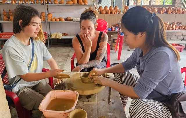 Khách quốc tế trải nghiệm làm gốm tại Làng gốm Thanh Hà, Hội An.