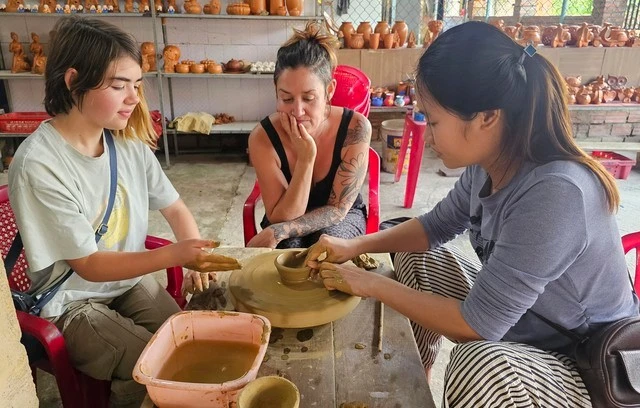Khách quốc tế trải nghiệm làm gốm tại Làng gốm Thanh Hà, Hội An.
