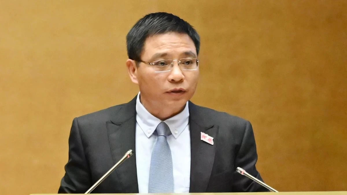 Bộ trưởng Bộ Tài chính Nguyễn Văn Thắng trình bày Tờ trình của Chính phủ trước Quốc hội