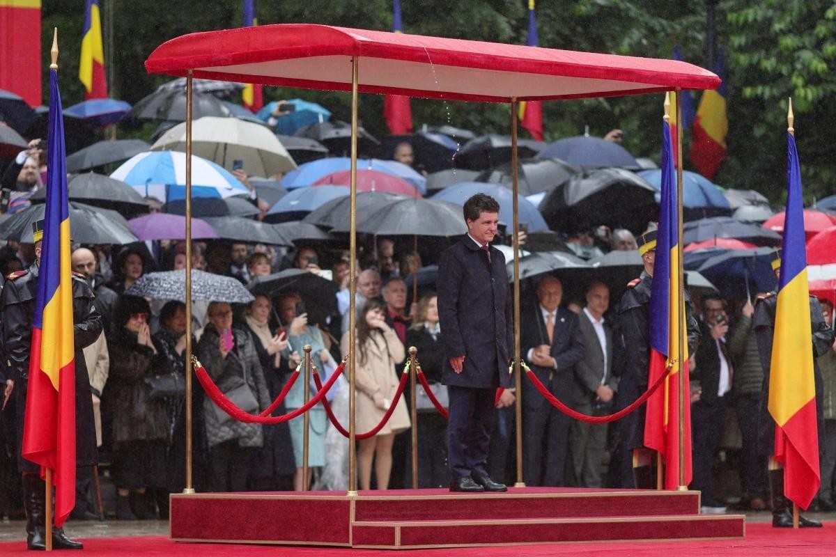 Tân Tổng thống Romania tuyên thệ nhậm chức (Ảnh: Reuters). Tân Tổng thống Romania tuyên thệ nhậm chức (Ảnh: Reuters).