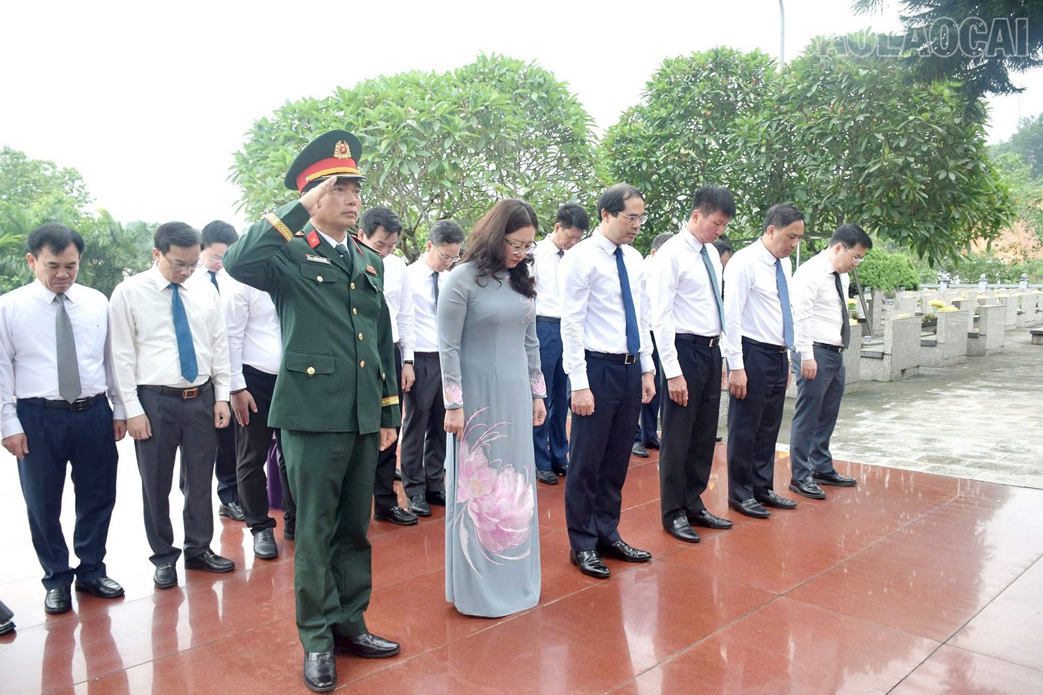 Đoàn đại biểu thành kính tưởng nhớ, tri ân các anh hùng liệt sỹ, đồng bào, đồng chí đã chiến đấu và hy sinh anh dũng trong sự nghiệp đấu tranh vì sự trường tồn của dân tộc, của quê hương, đất nước. dh3.jpg