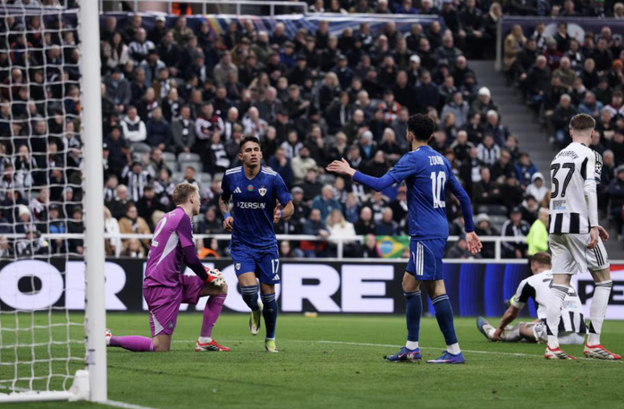 Camilo Durán rút ngắn tỉ số cho Qarabag.