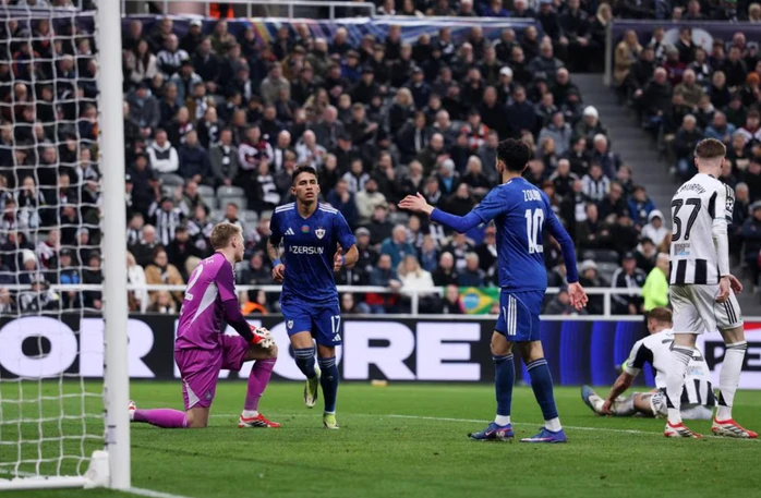 Camilo Durán rút ngắn tỉ số cho Qarabag.