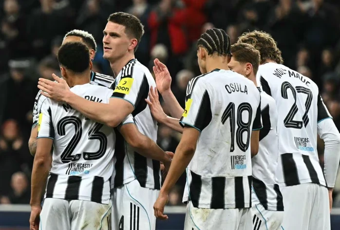 Sven Botman (giữa) ghi bàn thứ ba cho Newcastle.