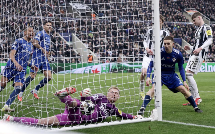 Elvin Cafarguliyev suýt giúp Qarabag gỡ hòa.