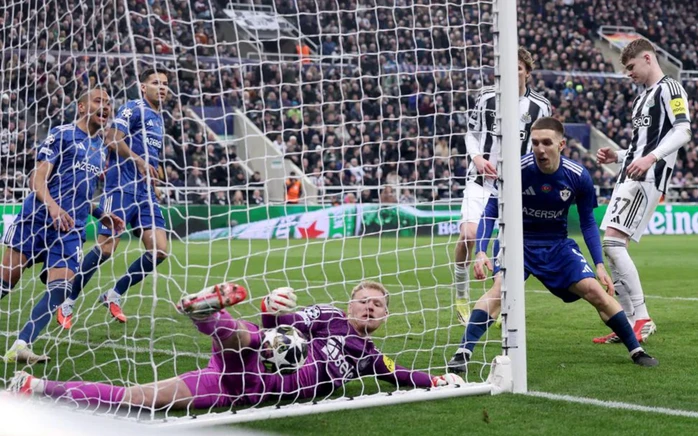 Elvin Cafarguliyev suýt giúp Qarabag gỡ hòa.