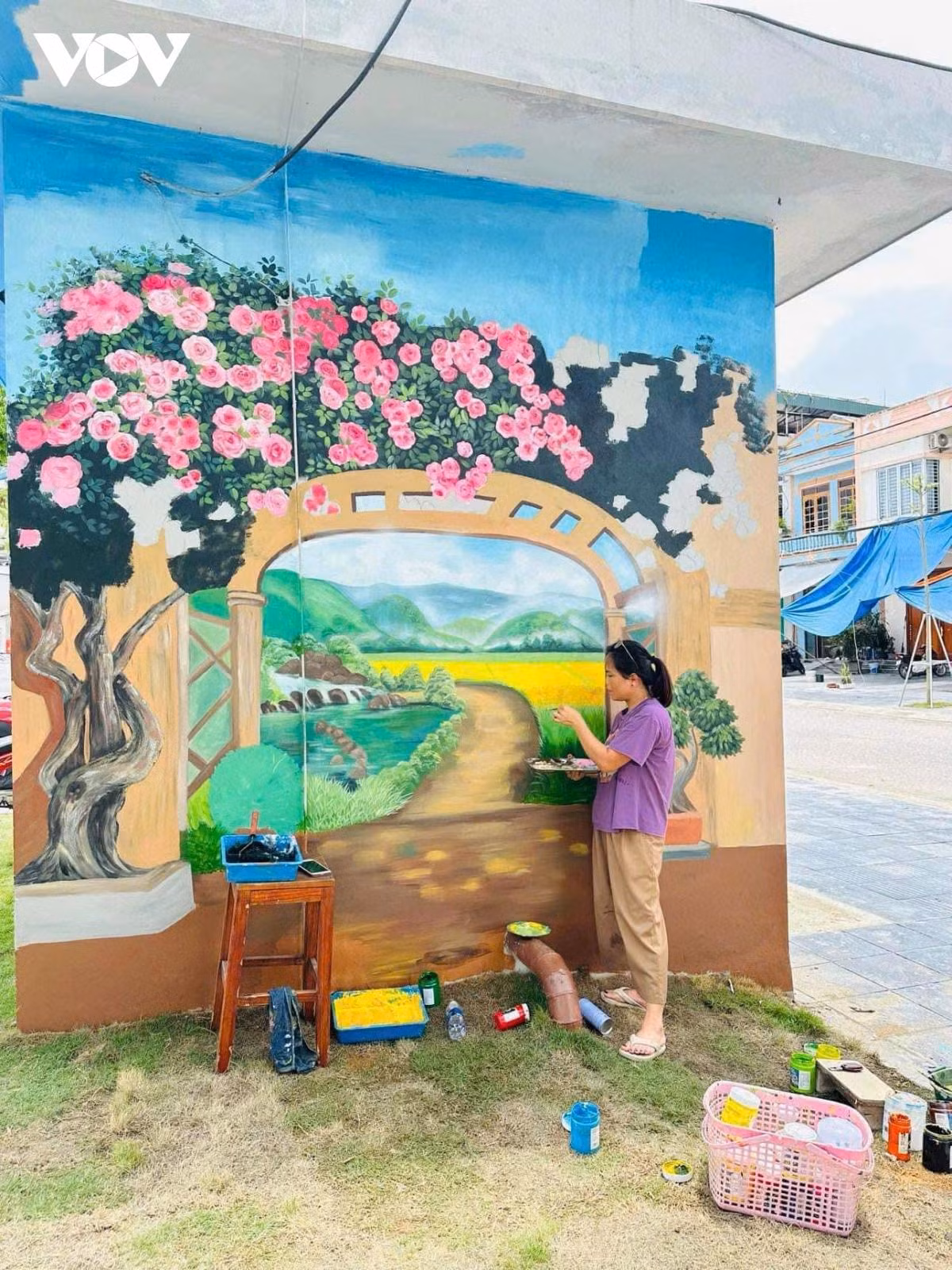 Để chuẩn bị cho phố đi bộ, người dân và các họa sỹ trang trí cho các công trình như trạm nước, trụ điện...