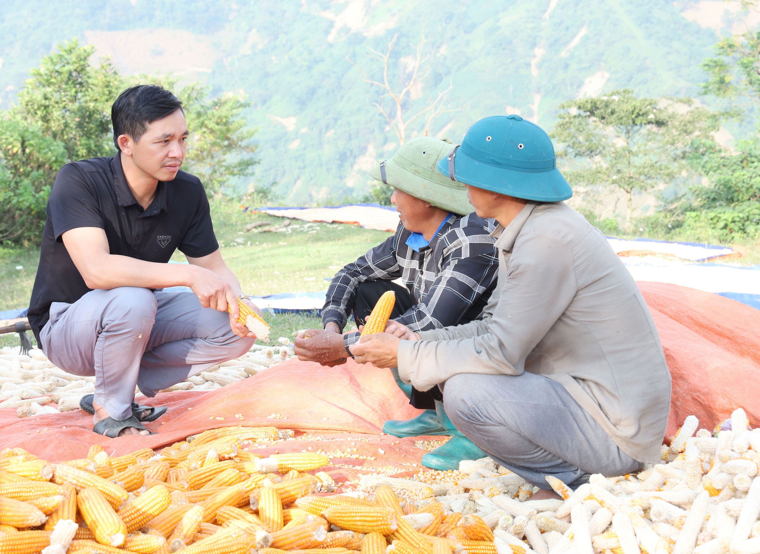 Anh Phan Văn Tười, Bí thư Chi bộ thôn Y Giang (trái ảnh) thường xuyên tuyên truyền, vận động người dân trong thôn tích cực lao động, sản xuất, xóa đói, giảm nghèo. 111.jpg