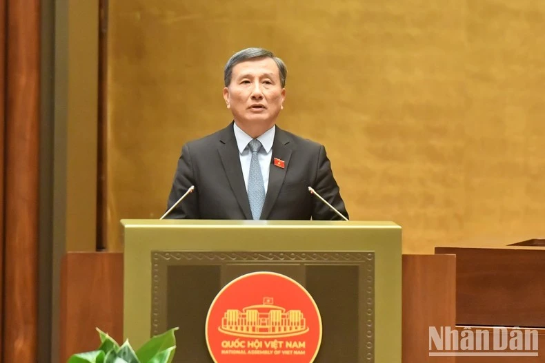 Chủ nhiệm Ủy ban Khoa học, Công nghệ và Môi trường Lê Quang Huy trình bày tóm tắt Báo cáo một số vấn đề lớn về việc giải trình, tiếp thu, chỉnh lý dự thảo Luật Địa chất và khoáng sản. (Ảnh: ĐĂNG KHOA)