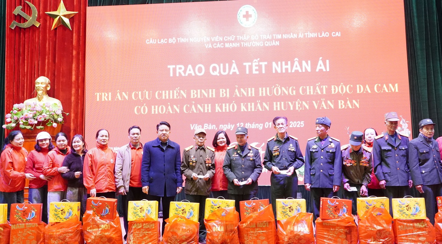 Tặng quà tết tri ân cựu chiến binh. vb3.jpg