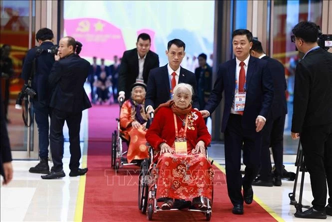 Các đại biểu Mẹ Việt Nam Anh hùng đến dự phiên khai mạc Đại hội XIV của Đảng. Ảnh: TTXVN