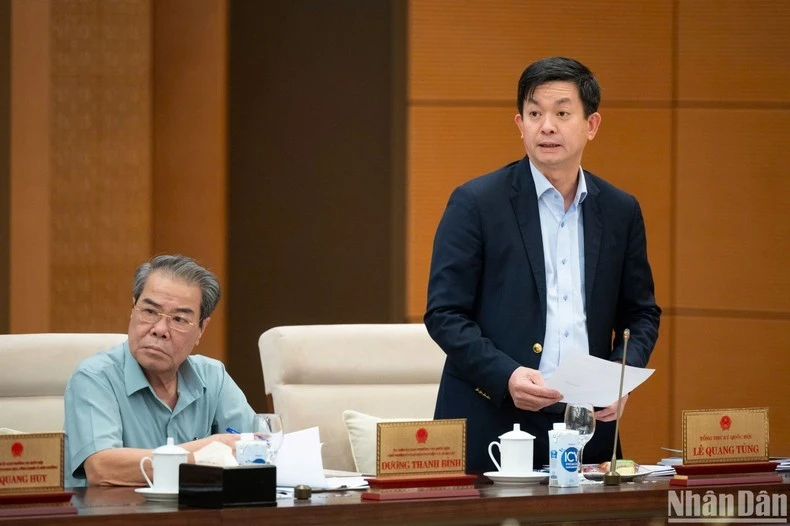 Tổng Thư ký Quốc hội, Chủ nhiệm Văn phòng Quốc hội Lê Quang Tùng báo cáo tại phiên họp. (Ảnh: DUY LINH)