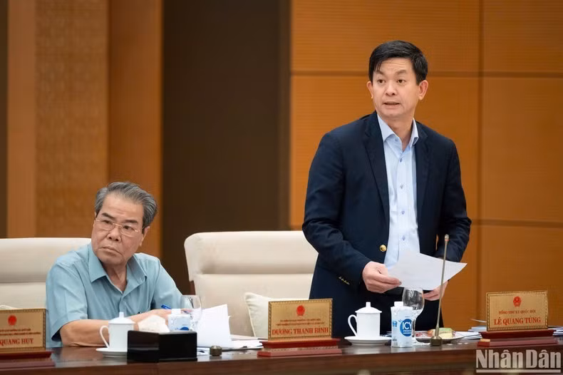 Tổng Thư ký Quốc hội, Chủ nhiệm Văn phòng Quốc hội Lê Quang Tùng báo cáo tại phiên họp. (Ảnh: DUY LINH)