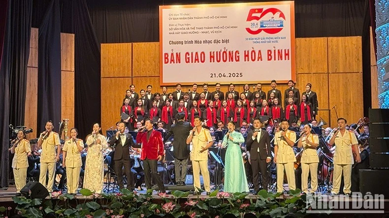 Tiết mục Rạng rỡ Việt Nam (âm nhạc và lời: Quang Vinh, chuyển soạn cho dàn nhạc: Trần Mạnh Hùng) khép lại Chương trình hòa nhạc đặc biệt "Bản giao hưởng hòa bình". (Ảnh: H.N)