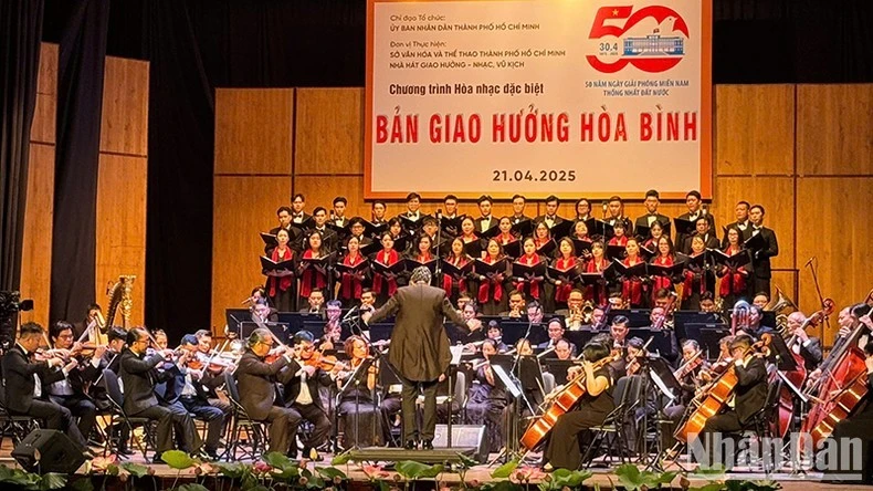Tiết mục mở màn chương trình. (Ảnh H.N)