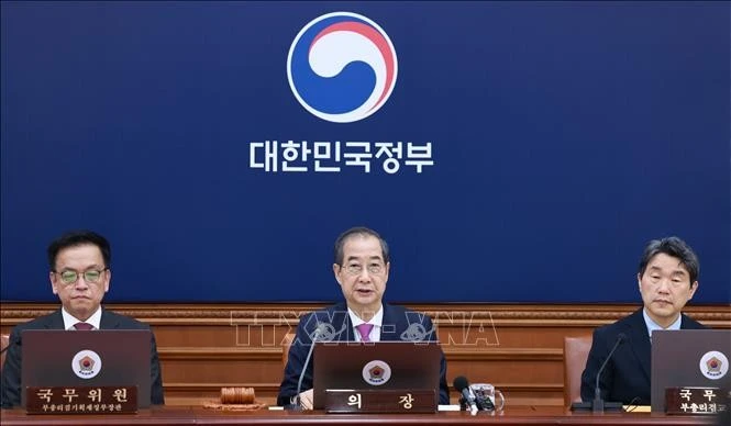 Quyền Tổng thống Hàn Quốc Han Duck-soo (giữa) chủ trì cuộc họp nội các về bầu cử tại Seoul ngày 8/4/2025. Ảnh: YONHAP/TTXVN