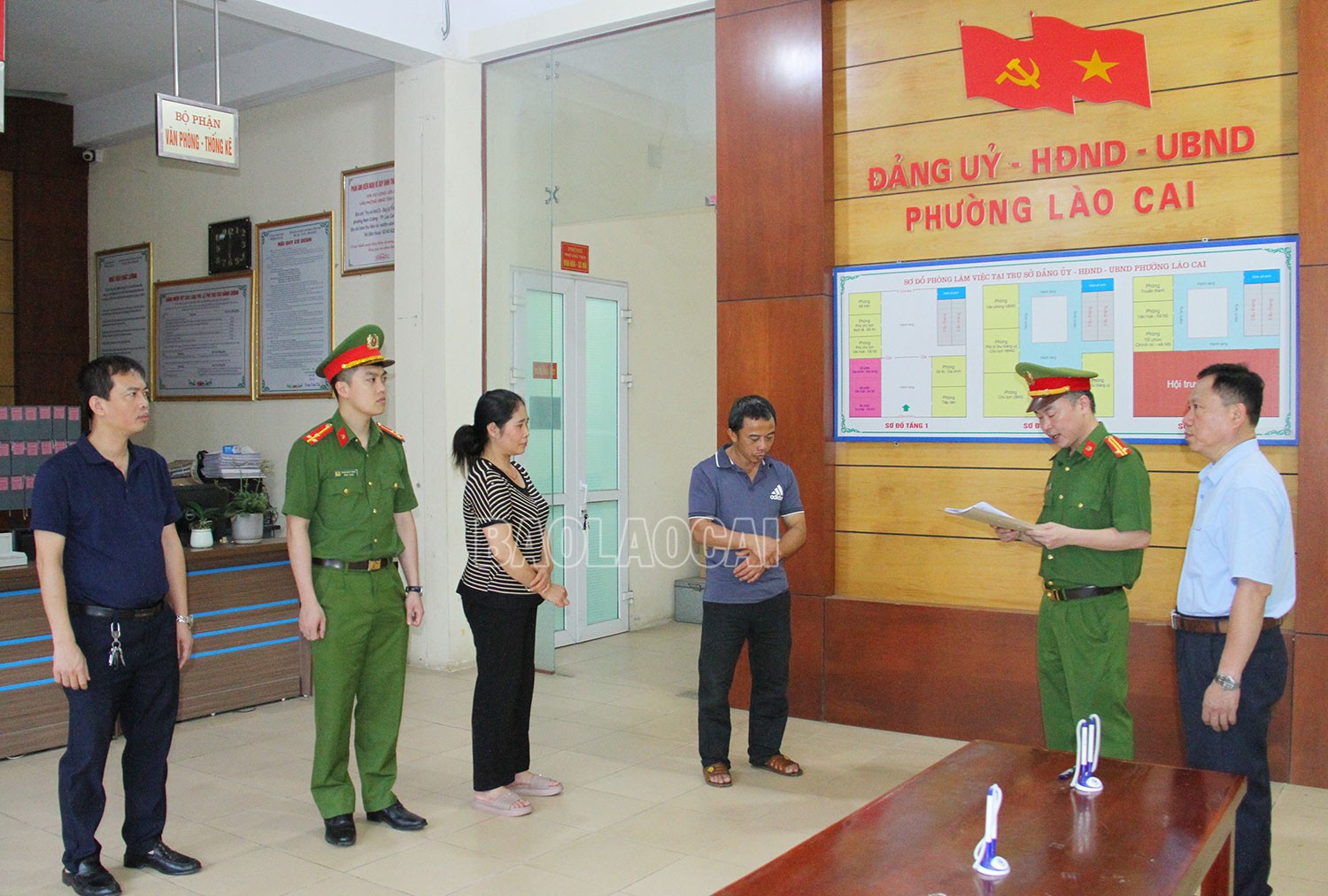 Cơ quan Cảnh sát điều tra đọc lệnh khởi tố và cấm đi khỏi nơi cư trú đối với đối tượng Tạ Văn Hải và Lê Thị Thắm. lc2.jpg