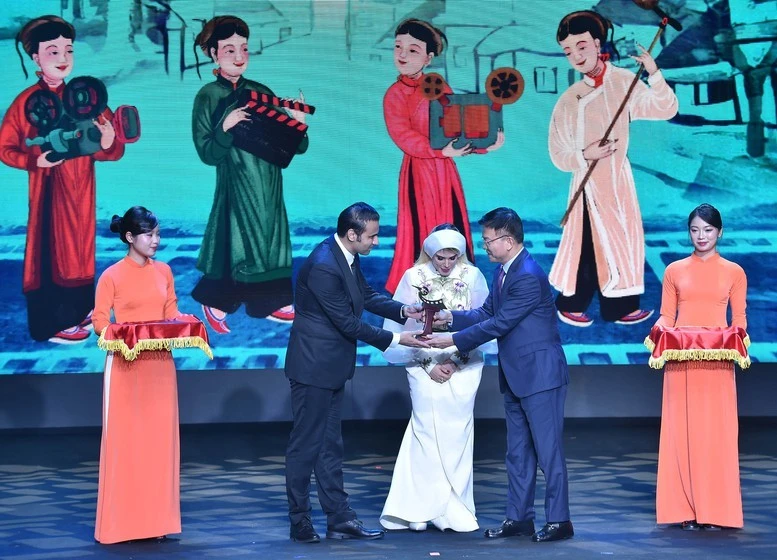 Bộ phim "Hardshell" (tựa Việt: "Vỏ bọc") của điện ảnh Iran mang về 3 giải thưởng cho ê kíp phim, gồm các giải: Nam chính xuất sắc nhất, Đạo diễn phim dài xuất sắc và Phim dài xuất sắc nhất. Ảnh: VGP/Đức Tuân