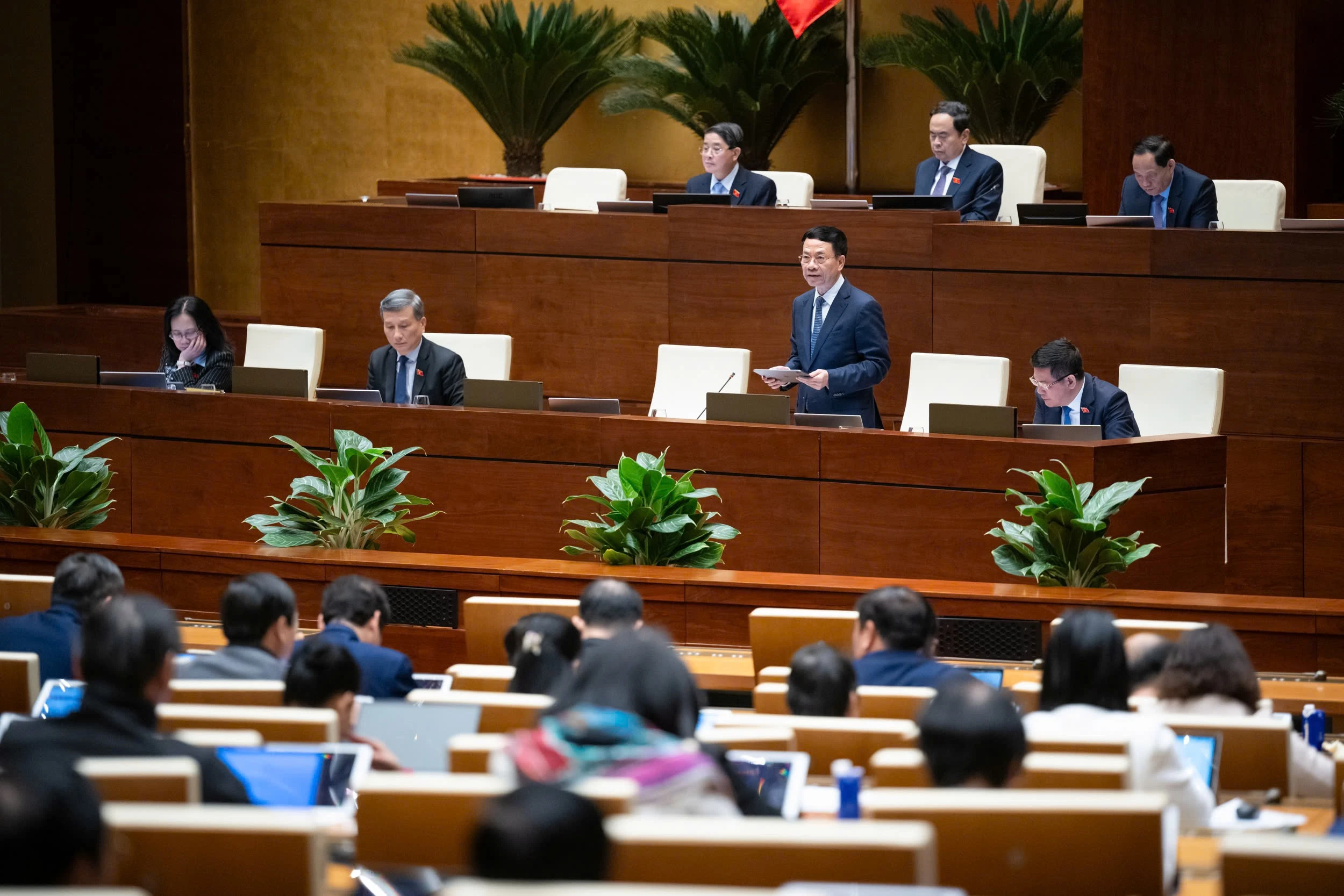 Bộ trưởng Bộ Thông tin và Truyền thông Nguyễn Mạnh Hùng phát biểu giải trình, làm rõ một số vấn đề đại biểu Quốc hội nêu.