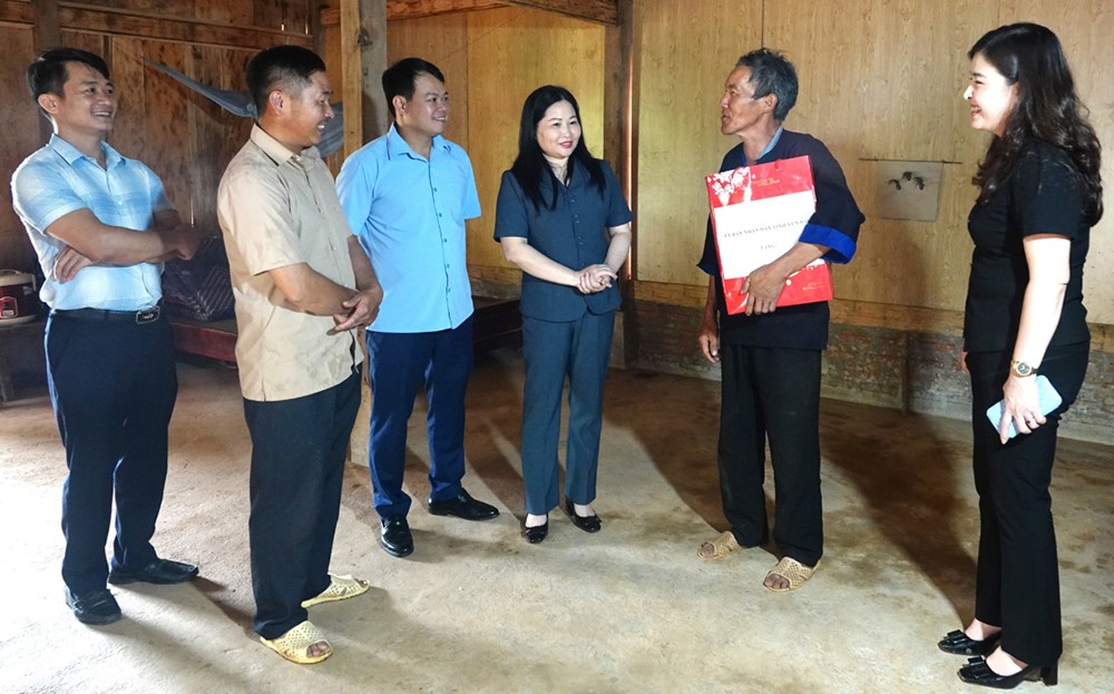 Vice Chairwoman of the Provincial People's Committee Vu Thi Hien Hanh visited a household in Lao Chai commune, Mu Cang Chai district that received funding to build a house from the Project to eliminate temporary and dilapidated houses. Phó Chủ tịch UBND tỉnh Vũ Thị Hiền Hạnh thăm hộ gia đình tại xã Lao Chải, huyện Mù Cang Chải được hỗ trợ kinh phí làm nhà từ Đề án xóa nhà tạm, nhà dột nát.
