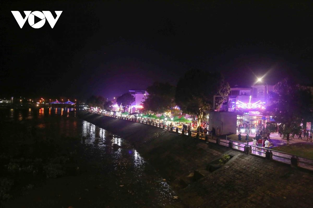 Tuyến phố đi bộ sông Cầu về đêm.