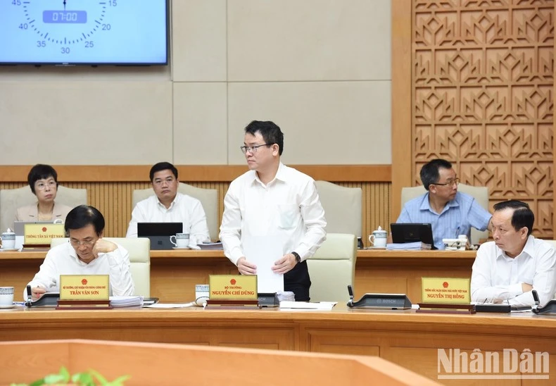 Thứ trưởng Kế hoạch và Đầu tư Trần Quốc Phương báo cáo tại Phiên họp.